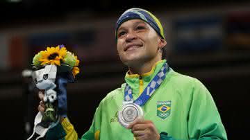 Beatriz Ferreira segurando a medalha de prata nas Olimpíadas - GettyImages