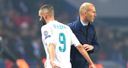 Benzema e Zidane se cumprimentando em partida pelo Real Madrid - GettyImages