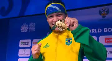Bia Ferreira é campeã no Mundial de Boxe feminino, na Rússia - Youtube