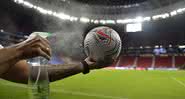 Bola da Copa América sendo higienizada - Getty Images