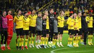 Jogadores do Borussia Dortmund comemorando classificação para o mata-mata com a torcida - Matthias Hangst / Getty Images