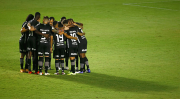 Jogadores do Botafogo reunidos dentro de campo - GettyImages