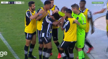 Jogadores do Botafogo comemorando o gol diante do Londrina no Brasileirão Série B - Transmissão Premiere