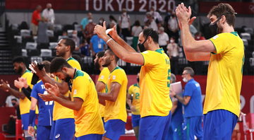 Brasil comemorando a vitória no vôlei masculino das Olimpíadas - GettyImages