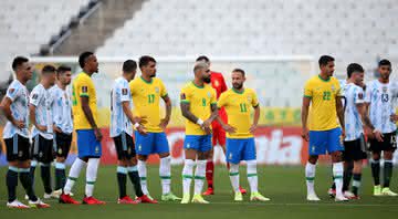 Jogadores de Brasil e Argentina em campo pelas Eliminatórias - GettyImages