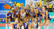 Jogadoras do Brasil posando com o troféu de campeãs do Sul-Americano Feminino de vôlei - Inderbarranca/Fotos Públicas