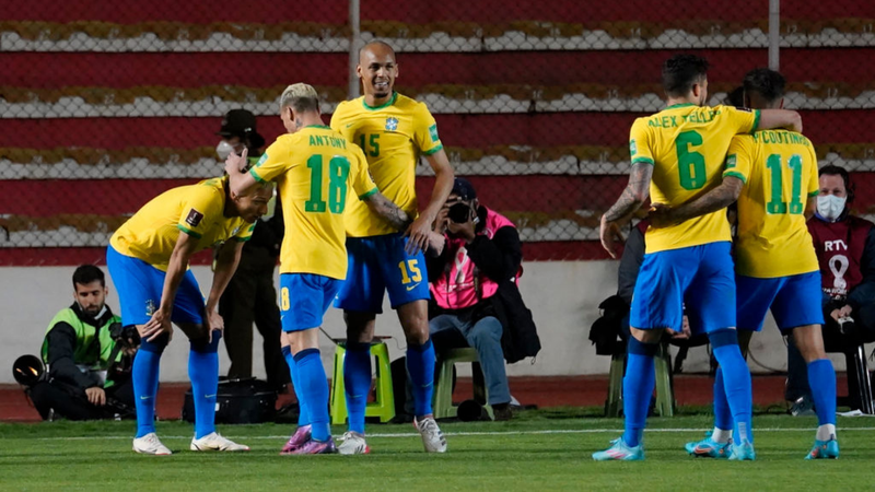 Brasil em campo comemorando o gol - GettyImages