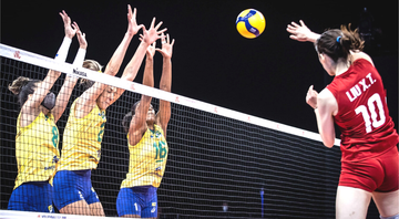 Jogadoras do Brasil diante da China na Liga das Nações de vôlei Feminino - FIVB/Fotos Públicas