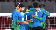 Jogadores do Brasil comemorando a vitória diante da Lituânia no goalball masculino das Paralimpíadas - GettyImages