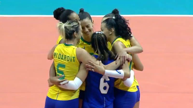 Jogadoras do Brasil comemorando a vitória sobre a Sérvia na Liga das Nações - Transmissão TV Globo
