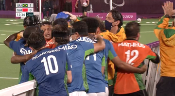 Jogadores do Brasil comemorando o gol diante de Marrocos no Futebol 5 das Paralimpíadas - Transmissão SporTV