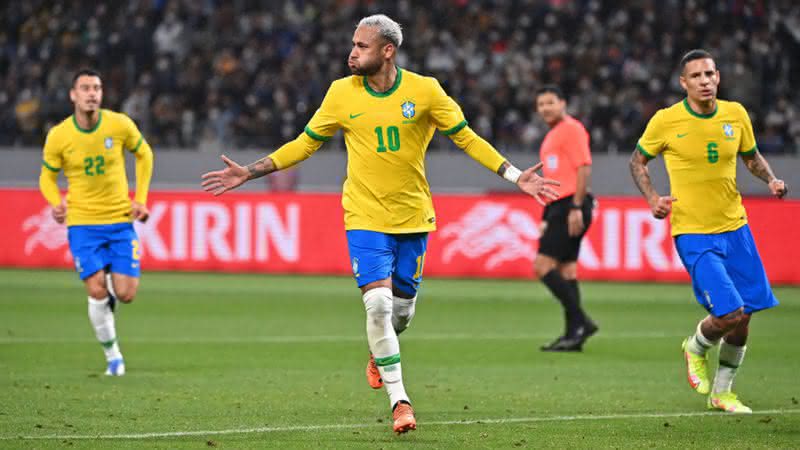 Brasil comemorando o gol com Neymar diante do Japão - GettyImages