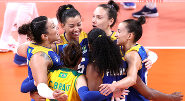 Jogadoras do Brasil nas Olimpíadas comemorando a vitória diante do Quênia - GettyImages