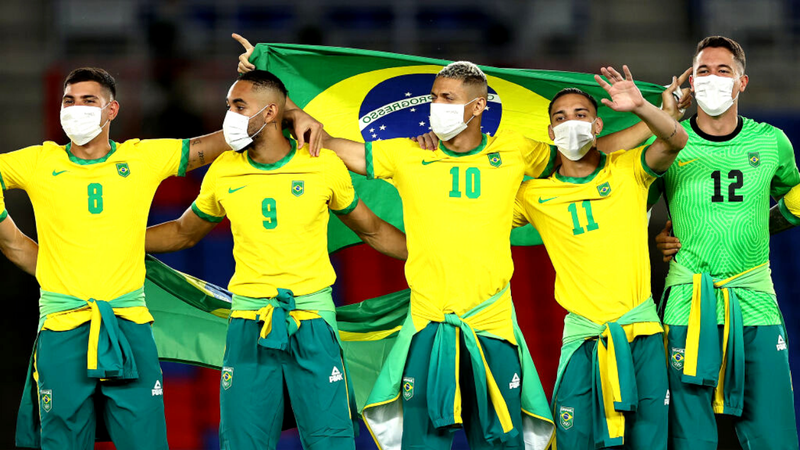 Bruno Guimarães e Matheus Cunha junto dos demais jogadores do Brasil nas Olimpíadas - GettyImages