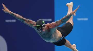 Bruno Fratus saltando na piscina durante prova dos 50m em 30/07 - Getty Images