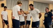 Buffon mostra habilidade no ‘pedra, papel e tesoura’ e empilha vitórias contra jogadores do Parma; vídeo - Instagram