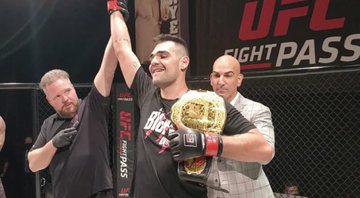 Caio "Bigfoot" Machado exibe o cinturão de campeão dos pesos pesados - Divulgação / BFL - Battlefield Fight League