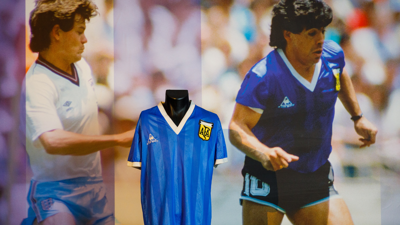 Camisa que Maradona vestiu contra Inglaterra na Copa de 86 é leiloada - Getty Images