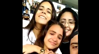 Isadora e Luiza Ferreira após o primeiro gol do Corinthians na final do Paulistão - Twitter