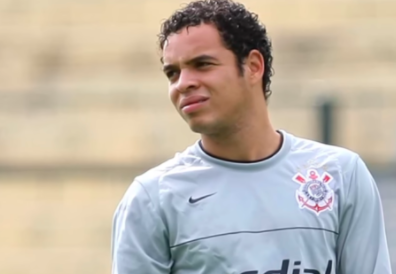 Com a camisa do Corinthians, o ovem chegou a atuar ao lado de Ronaldo Fenômeno! - Divulgação