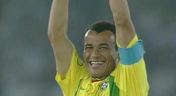 Cafu foi responsável por erguer a taça da Copa do Mundo de 2002 - Transmissão TV Globo