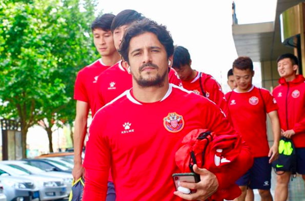 Aloísio Boi Bandido posa com a camisa da Seleção Chinesa - Divulgação Instagram