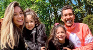 Roberto Firmino encanta seguidores com clique com a família - Instagram