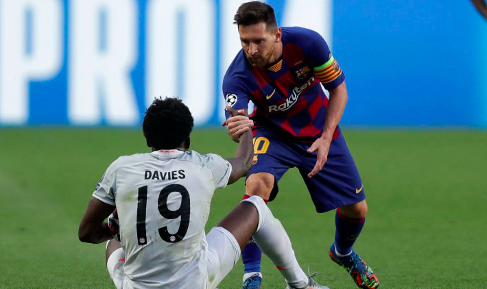 Davies e Lionel Messi - GettyImages