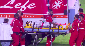 Rhuan deixa o gramado de ambulância - Transmissão TV Globo