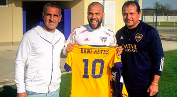 Daniel Alves com a camisa do Boca Jrs - Twitter