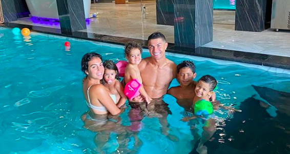 Cristiano Ronaldo acompanhado da família - Instagram