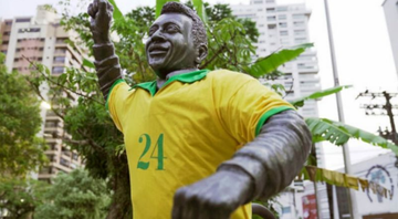 Estátua homenageia o rei do futebol - Reprodução/Twitter
