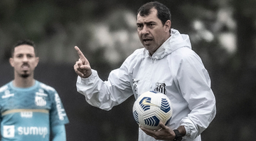 Fábio Carille, treinador do Santos durante treinamento da equipe - GettyImages