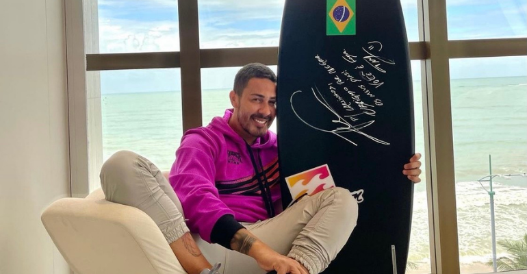 Carlinhos Maia ganha prancha do ouro olímpico de Ítalo Ferreira - Reprodução/Instagram