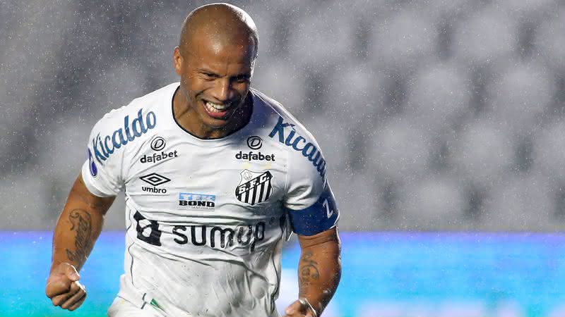 Carlos Sánchez comemorando gol pelo Santos f - Getty Images