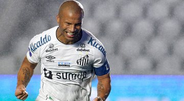 Carlos Sánchez comemorando gol pelo Santos f - Getty Images