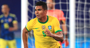 Casemiro, jogador da Seleção Brasileira com a camisa em campo - GettyImages