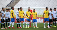 Jogadores de Brasil e Argentina na partida que deu polêmica entre CBF e Fifa - GettyImages
