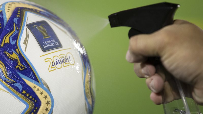 Bola da Copa do Nordeste sendo higienizada - Lucas Figueiredo / CBF / Fotos Públicas