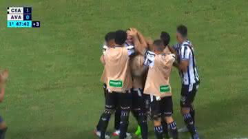 Jogadores do Ceará comemorando o gol em campo - Transmissão Premiere