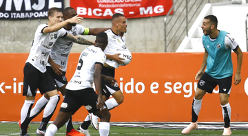 Jogadores de Ceará e Fortaleza jogando a partida do Brasileirão - Transmissão Premiere