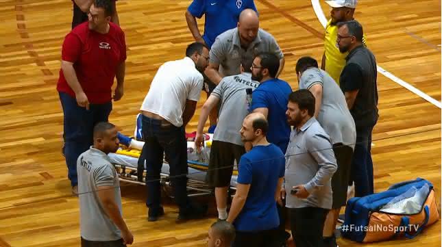 Jogador do São Carlos deixou a partida de maca e foi levado para o hospital - Transmissão/SporTV