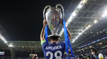 Azpilicueta segurando a taça da UEFA Champions League - Getty Images