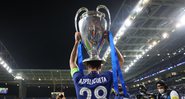 Azpilicueta segurando a taça da UEFA Champions League - Getty Images