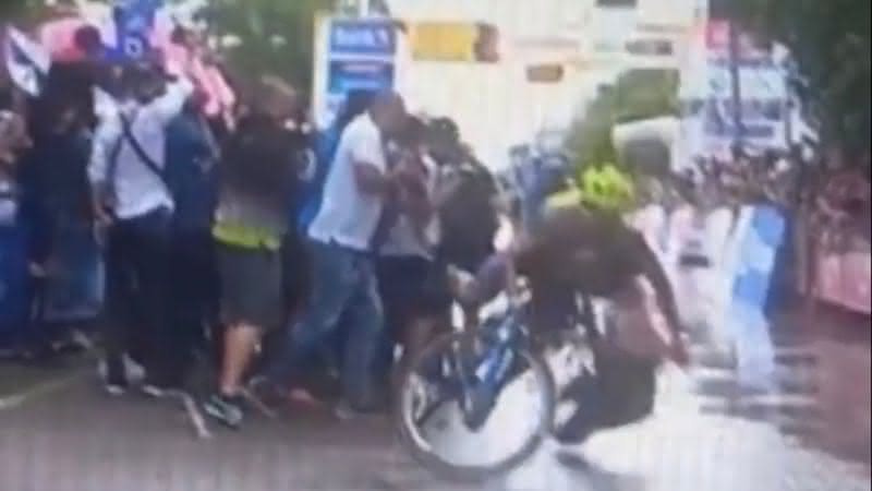 Momento em que o ciclista atropela a sua esposa - Reprodução/Youtube