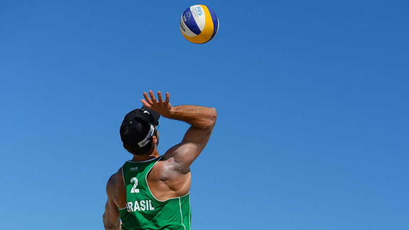 Atleta de vôlei de praia durante o Circuito Brasileiro de vôlei - GettyImages