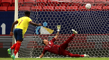 Jogador da Colômbia convertendo o pênalti sobre o Uruguai na Copa América - GettyImages