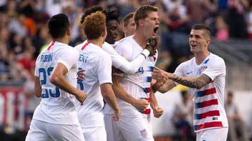 Seleção dos Estados Unidos comemorando gol - Mitchell Leff / Getty Images