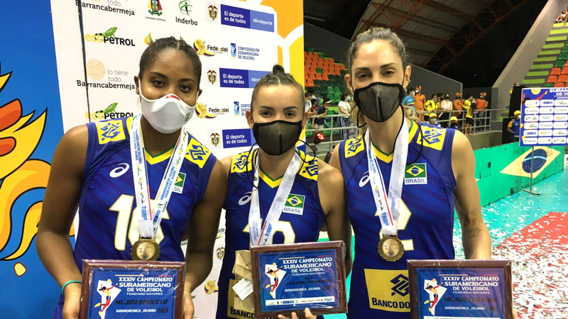 Jogadoras do Brasil com o prêmio entregue pela Confederação Sul-Americana de vôlei - Inderbarranca/Fotos Públicas