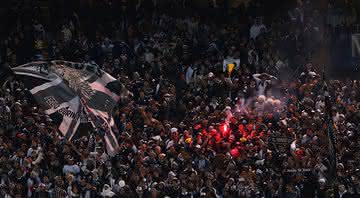 Torcida do Corinthians esgotou o primeiro lote de máscaras lançadas pelo clube - GettyImages